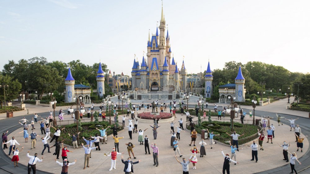 Why you should avoid Disney World on the weekends